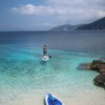 Άνθρωποι απολαμβάνουν outdoor δραστηριότητα στη φύση κατά τη διάρκεια ενεργού Σαββατοκύριακου στην Ελλάδα