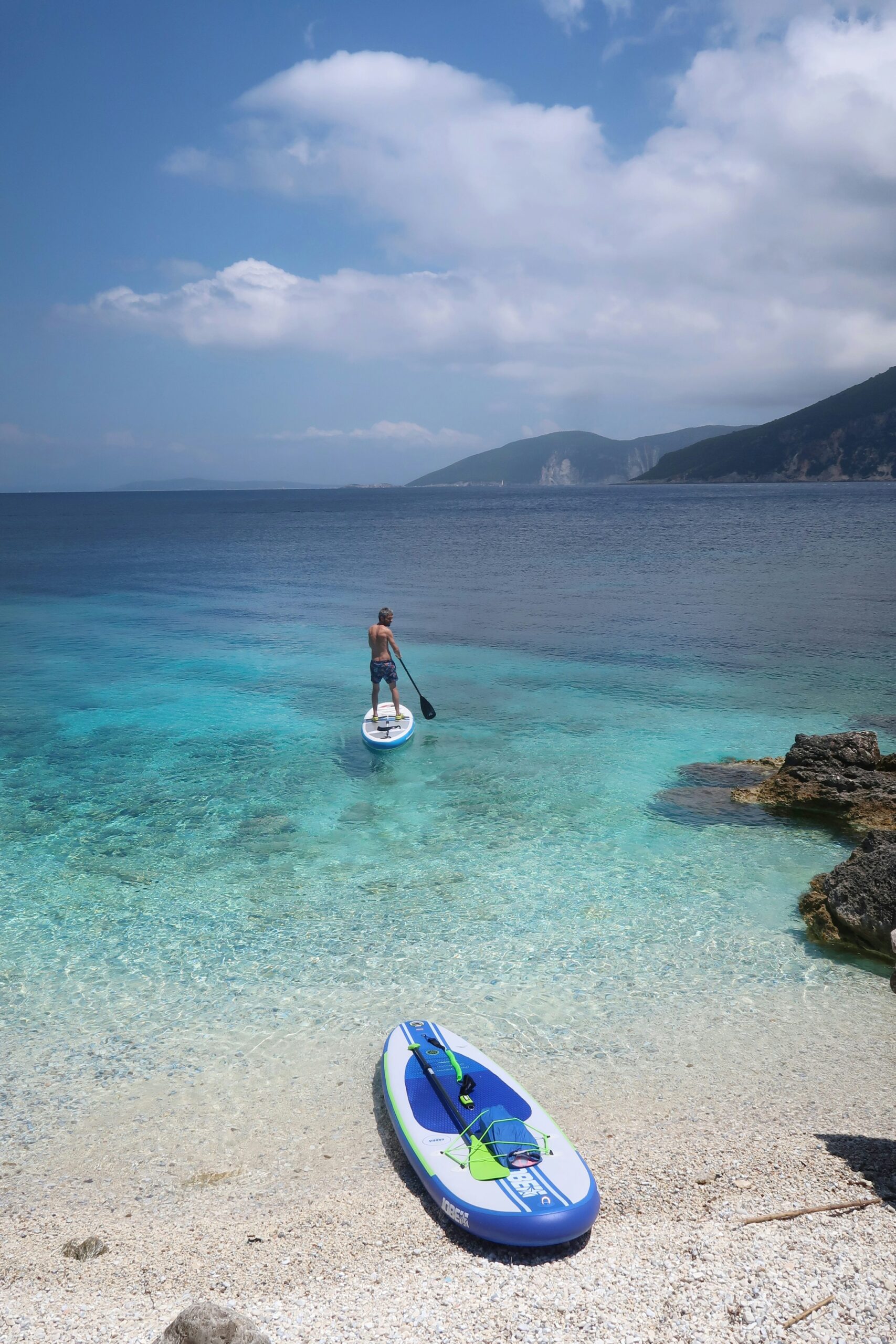 Άνθρωποι απολαμβάνουν outdoor δραστηριότητα στη φύση κατά τη διάρκεια ενεργού Σαββατοκύριακου στην Ελλάδα