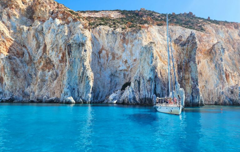 Ανακάλυψε γιατί κάθε εποχή του χρόνου προσφέρει διαφορετικές outdoor δραστηριότητες και εμπειρίες στην Ελλάδα και πώς μπορείς να απολαμβάνεις τη φύση όλον τον χρόνο.