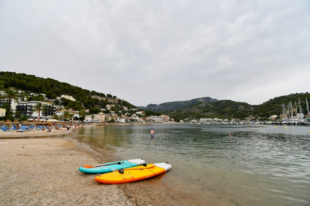 a couple of kayaks sitting on top of a sandy beach