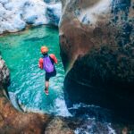 Άνθρωποι απολαμβάνουν μια outdoor εμπειρία στη φύση κατά τη διάρκεια μιας δραστήριας ημέρας στην Ελλάδα, δημιουργώντας νέες αναμνήσεις και στιγμές συμμετοχής.