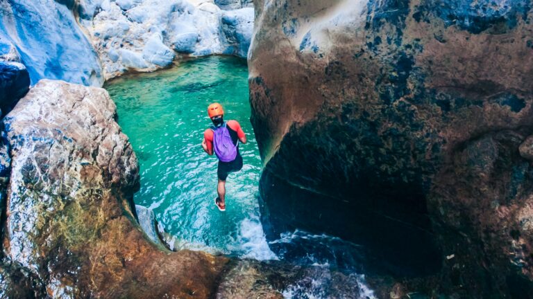 Άνθρωποι απολαμβάνουν μια outdoor εμπειρία στη φύση κατά τη διάρκεια μιας δραστήριας ημέρας στην Ελλάδα, δημιουργώντας νέες αναμνήσεις και στιγμές συμμετοχής.