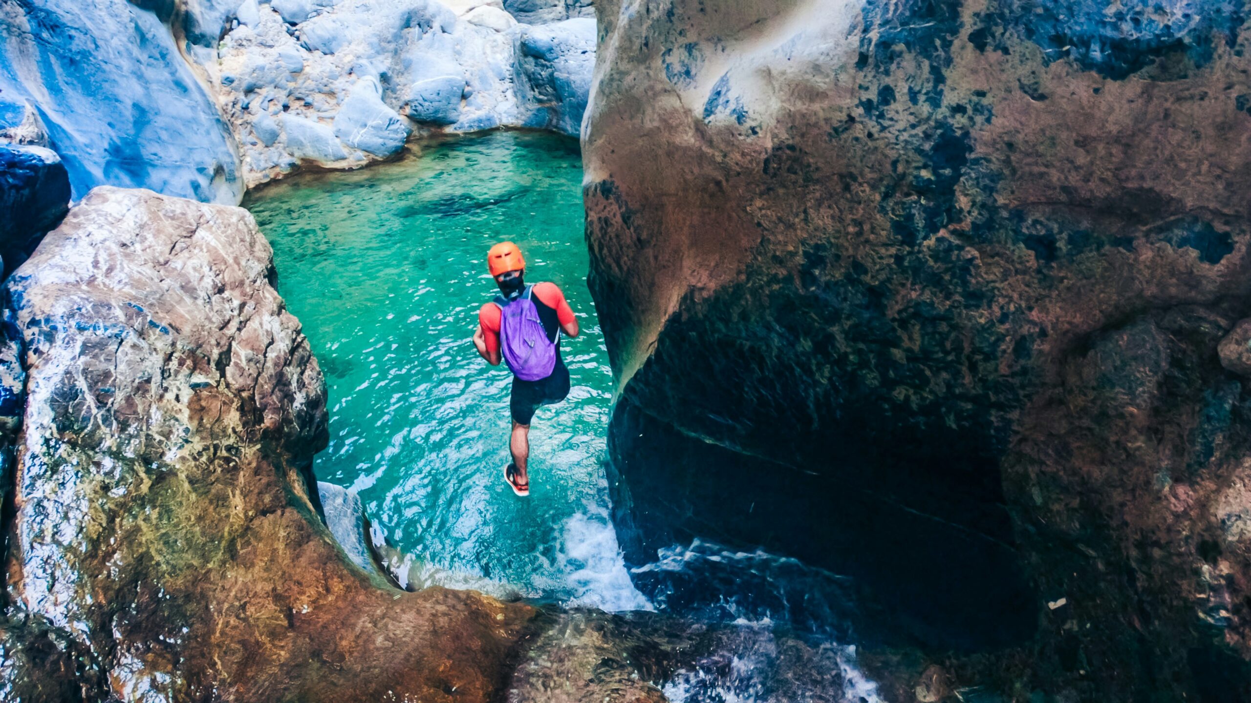 Άνθρωποι απολαμβάνουν μια outdoor εμπειρία στη φύση κατά τη διάρκεια μιας δραστήριας ημέρας στην Ελλάδα, δημιουργώντας νέες αναμνήσεις και στιγμές συμμετοχής.