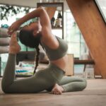Άνθρωποι κάνουν yoga σε φυσικό τοπίο στην Ελλάδα κατά την ανατολή του ήλιου, ενισχύοντας την ευεξία, την ισορροπία και τη σύνδεση με τη φύση.