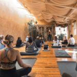 Μάθημα Yoga για αρχάριους σε studio με instructor και συμμετέχοντες