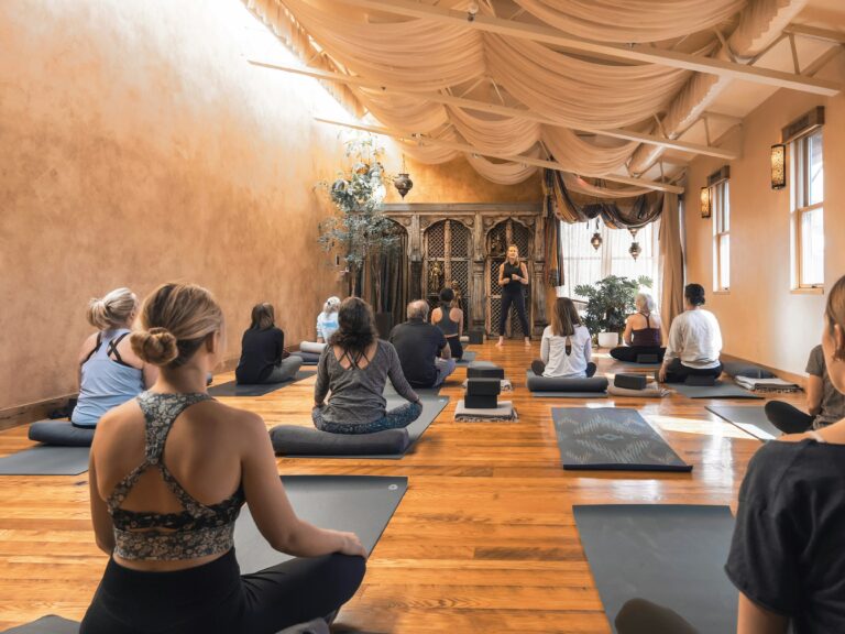 Μάθημα Yoga για αρχάριους σε studio με instructor και συμμετέχοντες
