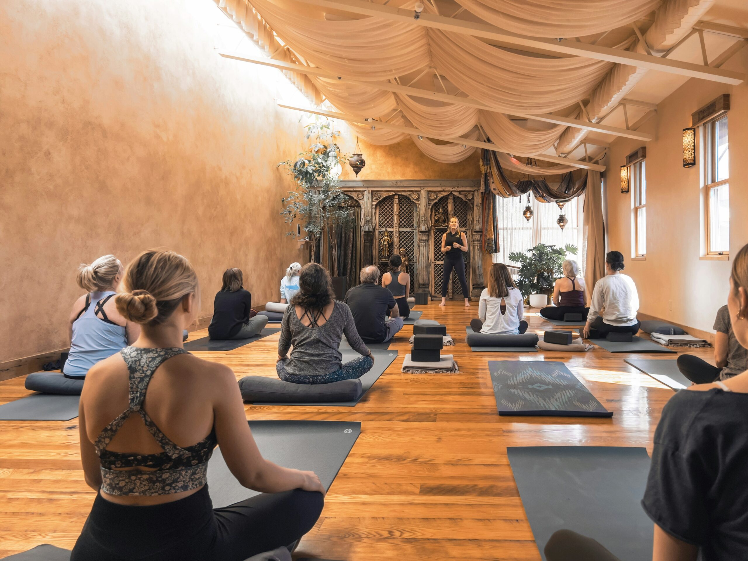 Μάθημα Yoga για αρχάριους σε studio με instructor και συμμετέχοντες